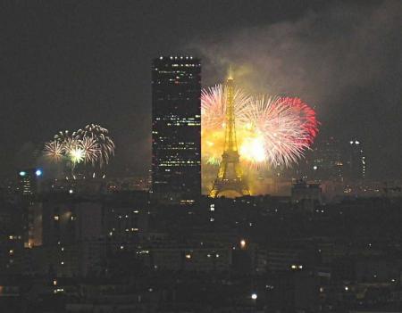 Voici Paris et sa tour Eiffel ainsi accompagn&eacute;e de la tour montparnasse de nuit avec un magnifique feux d'artifice